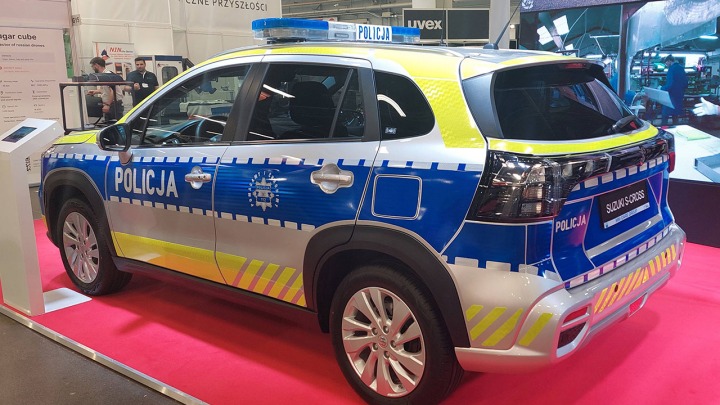Policja otrzyma nowe radiowozy Suzuki S-Cross