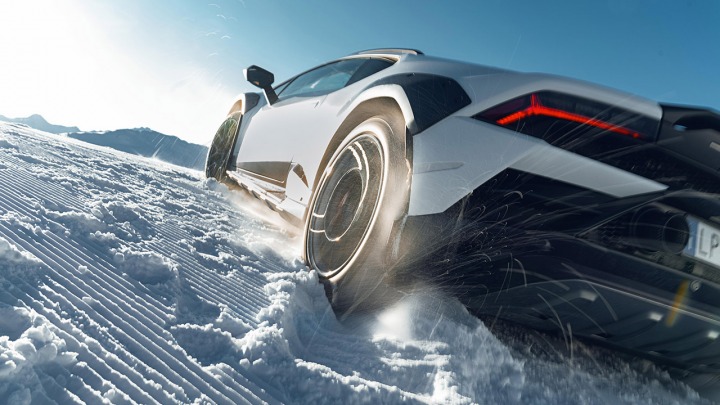 Pokaz możliwości samochodu Lamborghini w specjalnej opcji „rajdowej”