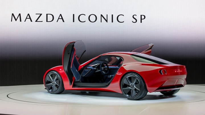 Mazda przedstawia koncepcyjny kompaktowy samochód sportowy MAZDA ICONIC SP