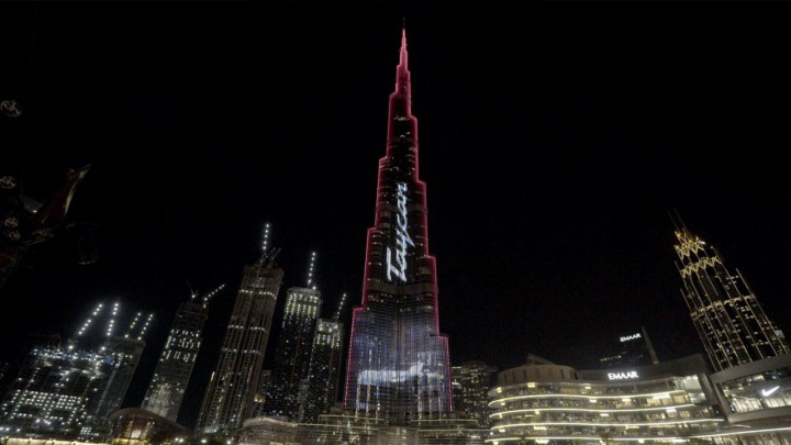 Porsche Taycan elektryzuje najwyższy budynek świata Burj Khalifa w Dubaju