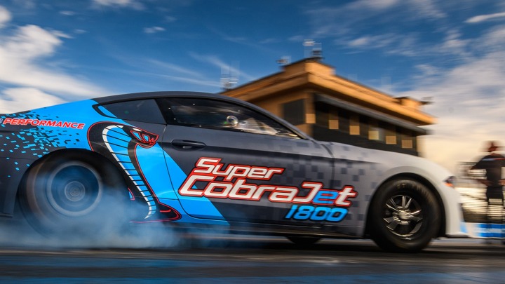 Ford chce pobić rekordy 1800-konnym elektrycznym drag racerem, Mustangiem Super Cobra Jet 1800